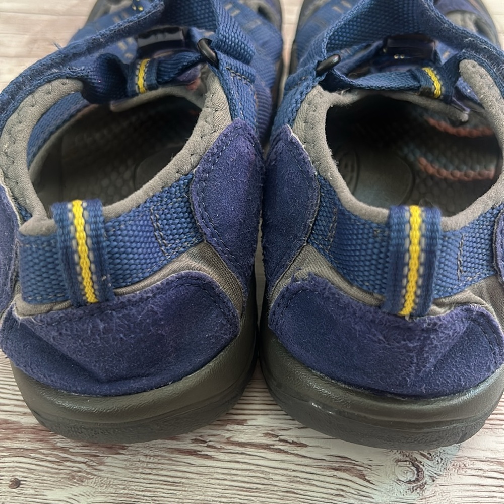 Keen Big Kids' Navy Blue and Grey Closed Toe Water Shoes Sandals - Picture 4 of 6